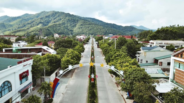 thị trấn Tây Sơn rực rỡ cờ hoa, trên khắp các nẻo đường đón chào năm học mới 2023 -2024